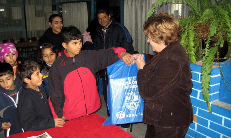 1000 paketića za decu i paketi hrane od ADRA-e iz Austrije